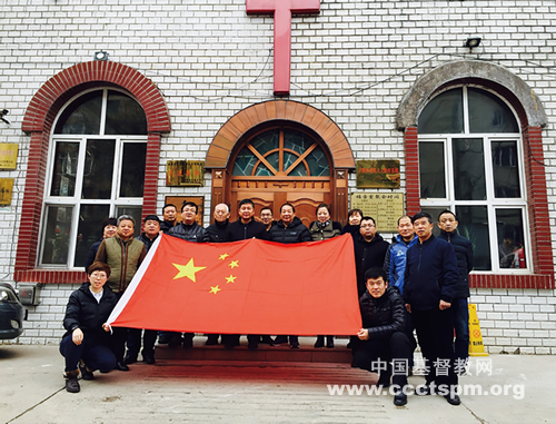 牡丹江市基督教两会积极开展“四进”活动，在福音堂前合影1.jpg